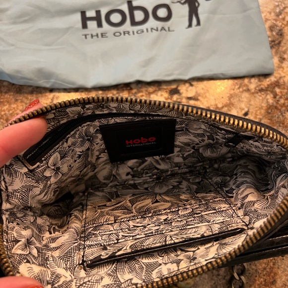 Hobo International magnetic wallet with detachable chain strap - Picture 8 of 9